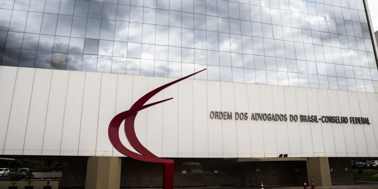 OAB pede que STF autorize comunicação entre Flávio e Jair Bolsonaro