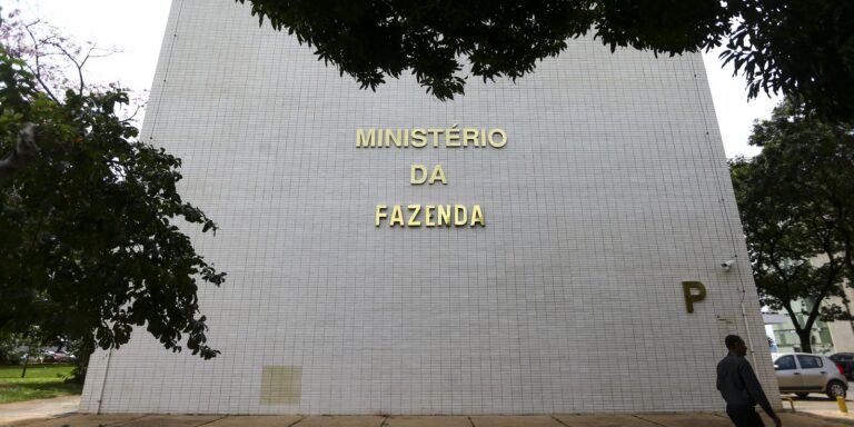 Projeção oficial de inflação sobe para 5,1%, com estouro da meta