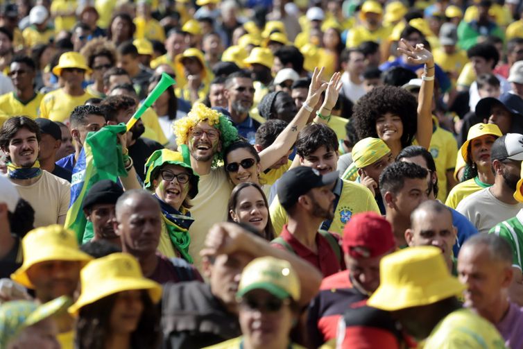 São Paulo (SP), 29/06/2026 - Torcedores assistem jogo na Fan Fest da Copa no Vale do Anhangabaú em São Paulo, para o jogo Brasil x Japão. Foto: Paulo Pinto/Agencia Brasil