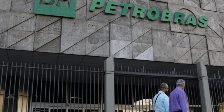 Com alívio da guerra, Petrobras reduz preço do querosene de aviação