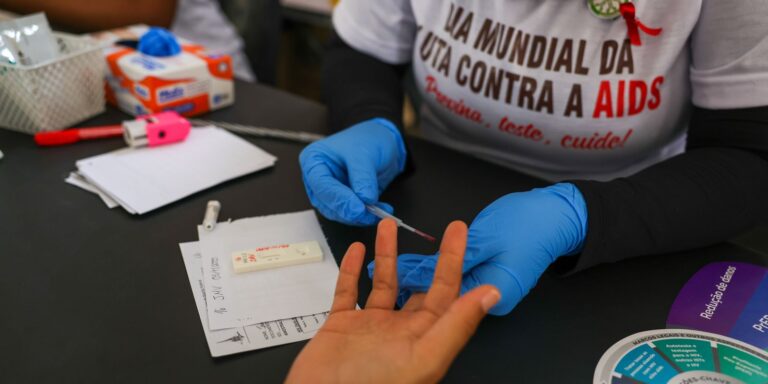 Desinformação sobre HIV dificulta tratamento e aumenta preconceito