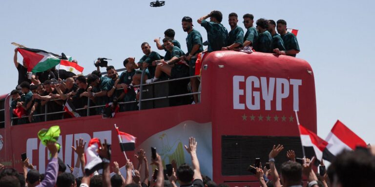 Jogadores do Egito são recebidos como heróis após atuação na Copa