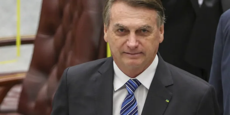 Alexandre de Moraes decide manter Bolsonaro em prisão domiciliar