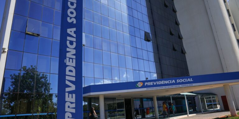 Previsão de gastos com INSS em 2027 é reduzida em R$ 5 bilhões