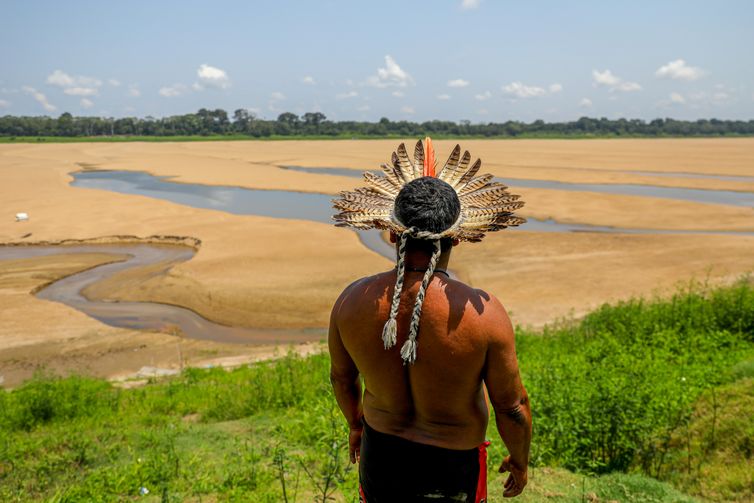 Tefé (AM) 21/10/2023 – Um indigena obserna o leito do rio Amazonas em Tefé (AM) praticamnete seco.
 Foto: Alex Pazuello/Secom