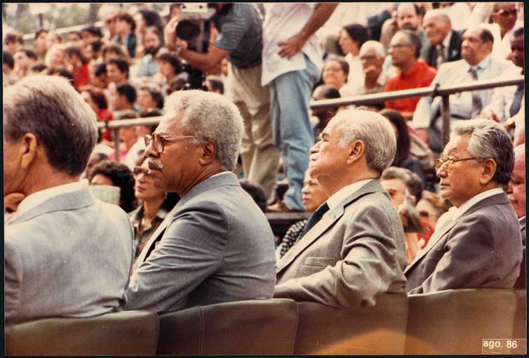 Cerimônia de reintegração dos pesquisadores cassados à Fiocruz. Da esquerda para direita: Hugo de Souza Lopes, Sebastião José de Oliveira, Fernando Braga Ubatuba e Massao Goto.