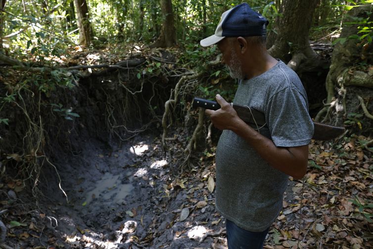 Balsas (MA), 10/10/2025 – O agricultor familiar Orlando Alves da Silva observa uma das nascentes do Rio das Balsas seca, em Limpeza, nos Gerais de Balsas. Foto: Fernando Frazão/Agência Brasil