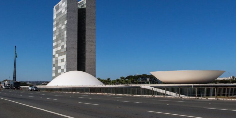 Votação da MP que zera "taxa das blusinhas" é adiada para terça