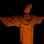 Cristo Redentor iluminado na cor laranja alerta contra o feminicídio