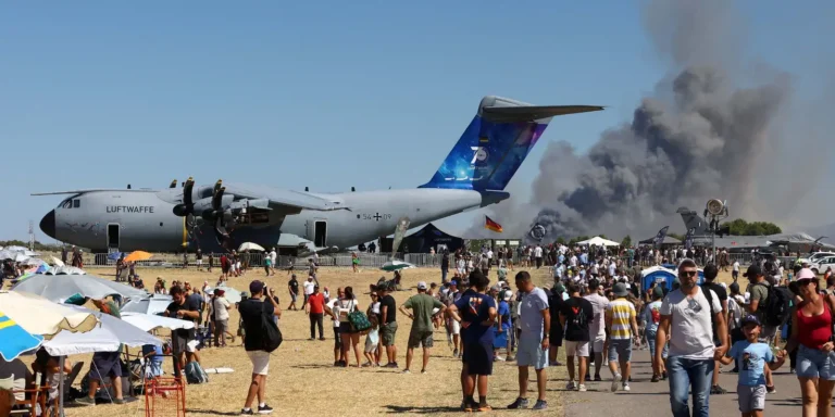 Avião F-4 grego cai durante show aéreo perto de Atenas