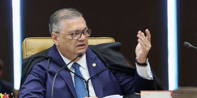 Flávio Dino pede vista de julgamento sobre Moraes e Mendonça