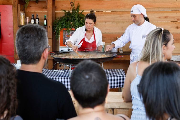 Tiradentes (MG), 29/08/2026 – A chef Juju Guerra cozinha ao vivo para o público no Festival Cultura e Gastronomia de Tiradentes, em sua 29ª edição, na praça Santíssimo. Foto: Fernando Frazão/Agência Brasil