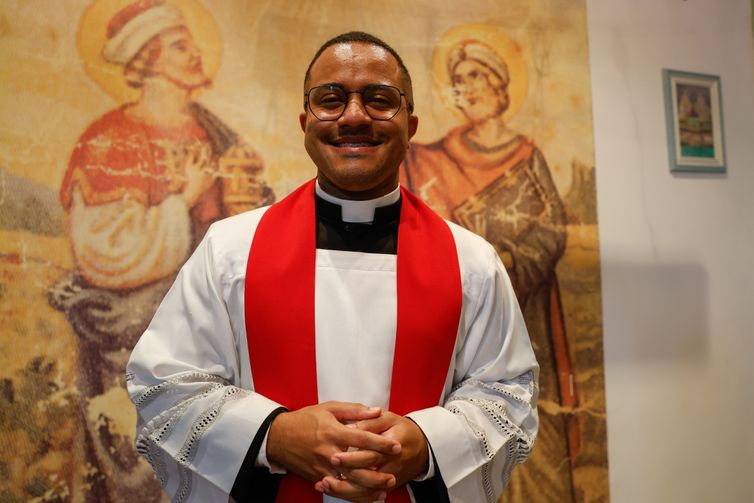 Rio de Janeiro (RJ), 27/09/2026 – Padre Luiz Gustavo Menezes do Nascimento celebra o Dia de Cosme e Damião na Paróquia de São Cosme e São Damião, no Andaraí.  Foto: Fernando Frazão/Agência Brasil