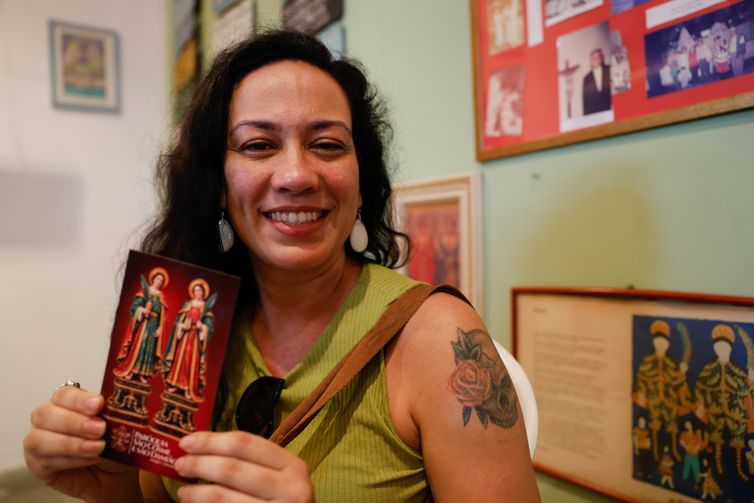 Rio de Janeiro (RJ), 27/09/2026 – Caroline Pinho de Araújo celebra o Dia de Cosme e Damião na Paróquia de São Cosme e São Damião, no Andaraí.  Foto: Fernando Frazão/Agência Brasil