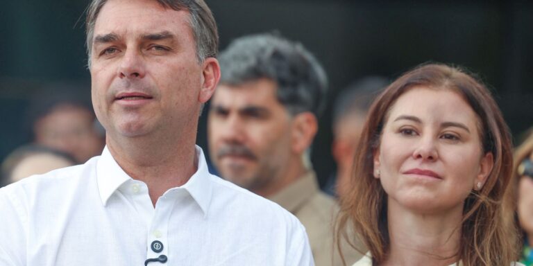 Flávio Bolsonaro participa de missa na Catedral de Brasília