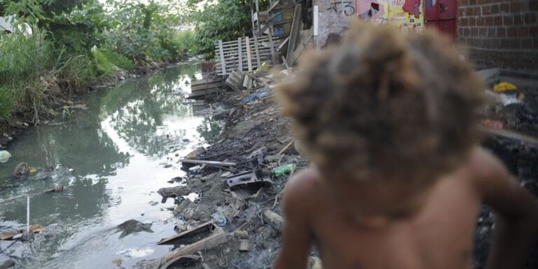 Brasil: 30 milhões de crianças estão expostas aos riscos climáticos