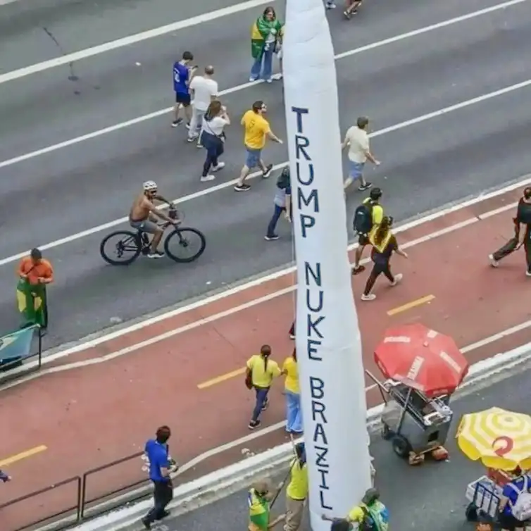 Brasília (DF), 16/10/2026  - Apoiadores do candidato à Presidência da República, Flávio Bolsonaro, são vistos carregando um míssil inflável durante ato na Avenida Paulista, em São Paulo.
Frame Cut São Paulo/Facebook