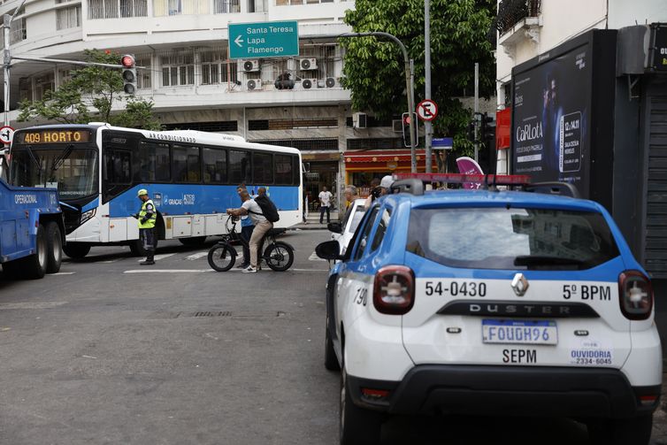 Rio de Janeiro (RJ), 28/10/2025 – Durante operação policia contra o Comando Vermelho, bandidos renderam motorista da linha 409 na Rua do Riachuelo, na Lapa, e obrigaram a atravessar na via, levando a chave. Foto: Fernando Frazão/Agência Brasil