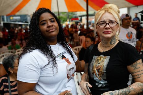 Rio de Janeiro (RJ), 28/10/2026 – As mães  Tauã Brito e Rakhel Rios no ato no Complexo da Penha em memória de um ano da Operação Contenção, que deixou 122 mortos após ação policial, com familiares e moradores para discutir segurança pública nas favelas e levar atividades para crianças da comunidade. Foto: Fernando Frazão/Agência Brasil