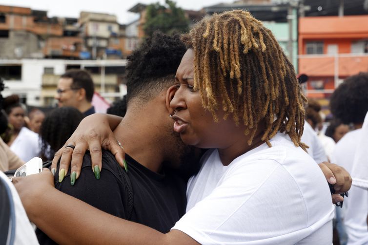 Rio de Janeiro (RJ), 31/10/2025 - Moradores, familiares e representantes da sociedade civil se reúnem na comunidade da Vila Cruzeiro para manifestação de repúdio à Operação Contenção que deixou 121 mortos. Foto: Tânia Rêgo/Agência Brasil